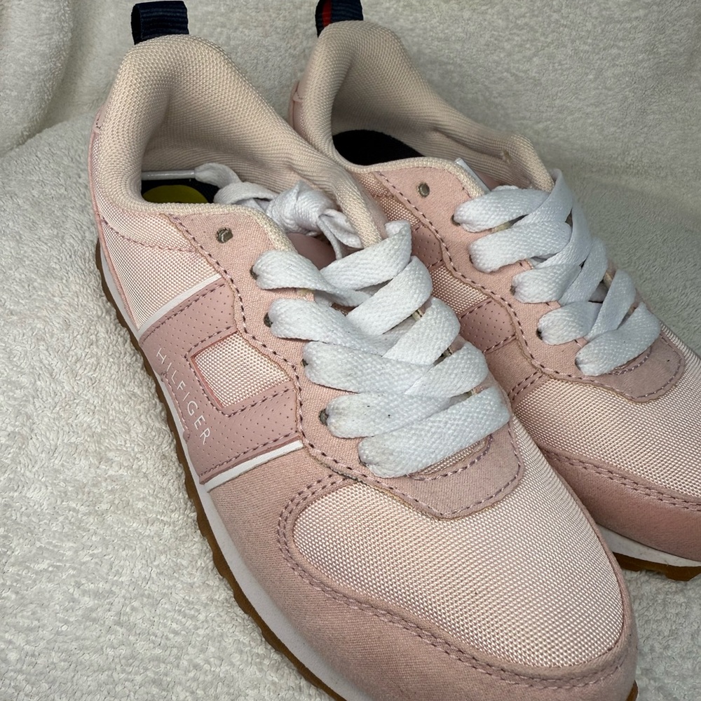 Tommy Hilfiger Women's Blush Sneakers Sz 1 girl